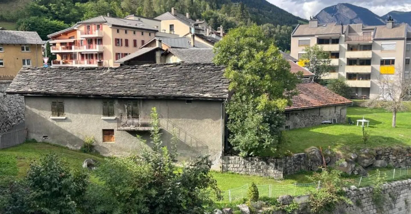 In the heart of the village of Orsières, house and barn to renovate with beautiful outdoor space - Photo 5 of 12