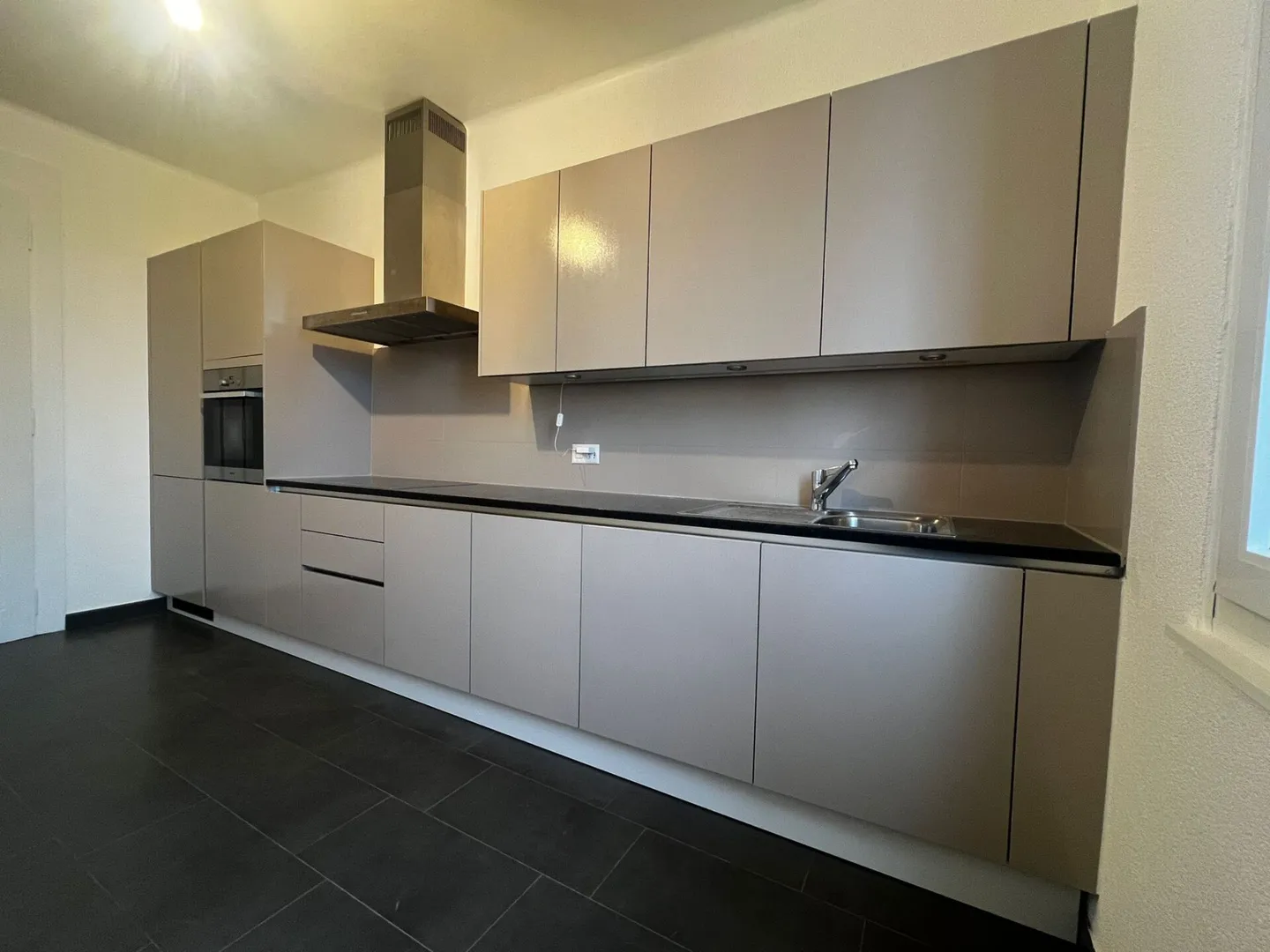 Appartement de caractère au dernier étage - Photo 2 sur 11