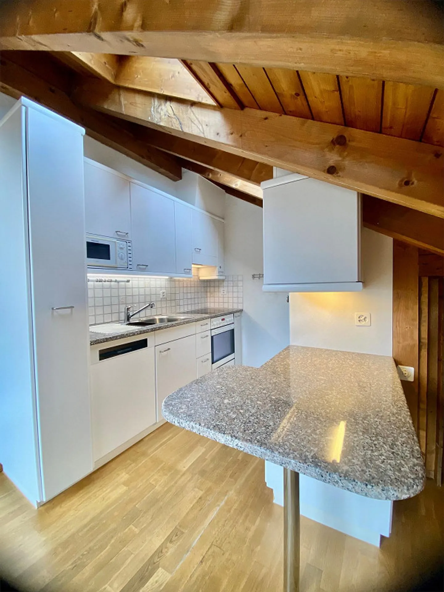 Spacious 3-room penthouse in the popular Schönbühl district - Photo 1 of 9