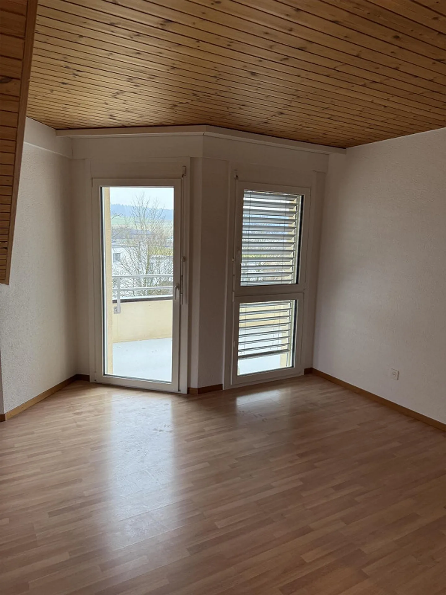 Attico ristrutturato di 4,5 locali in affitto - Foto 3 di 24