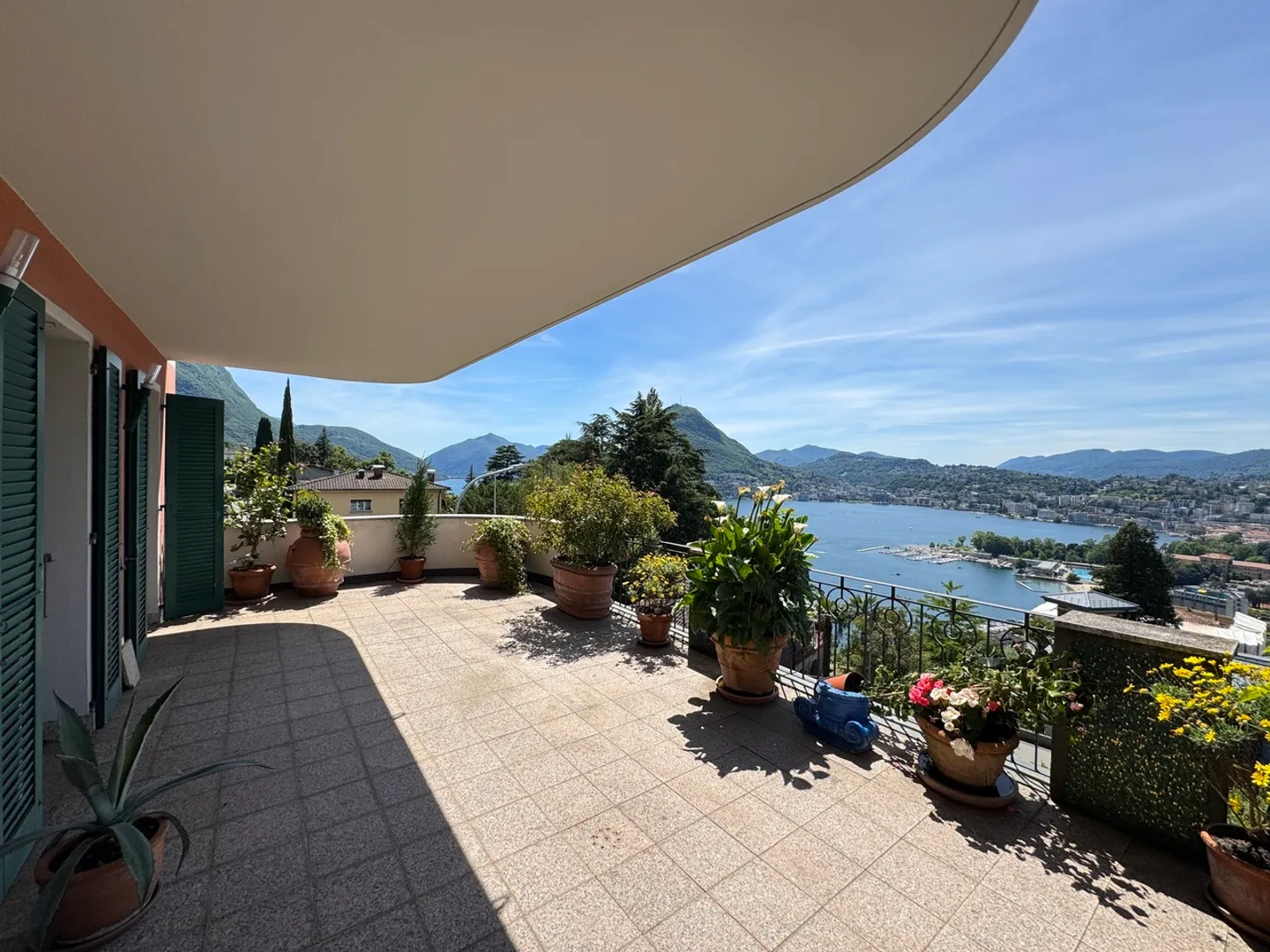 Appartamento Elegante con Vista Lago - Foto 1 di 12