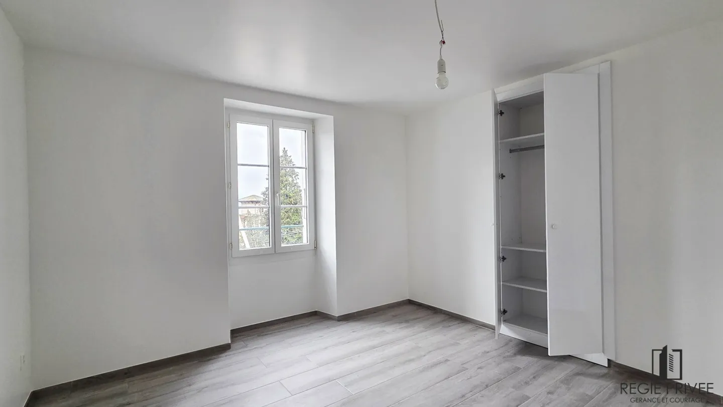 Bel appartement rénové avec balcon - Photo 4 sur 7