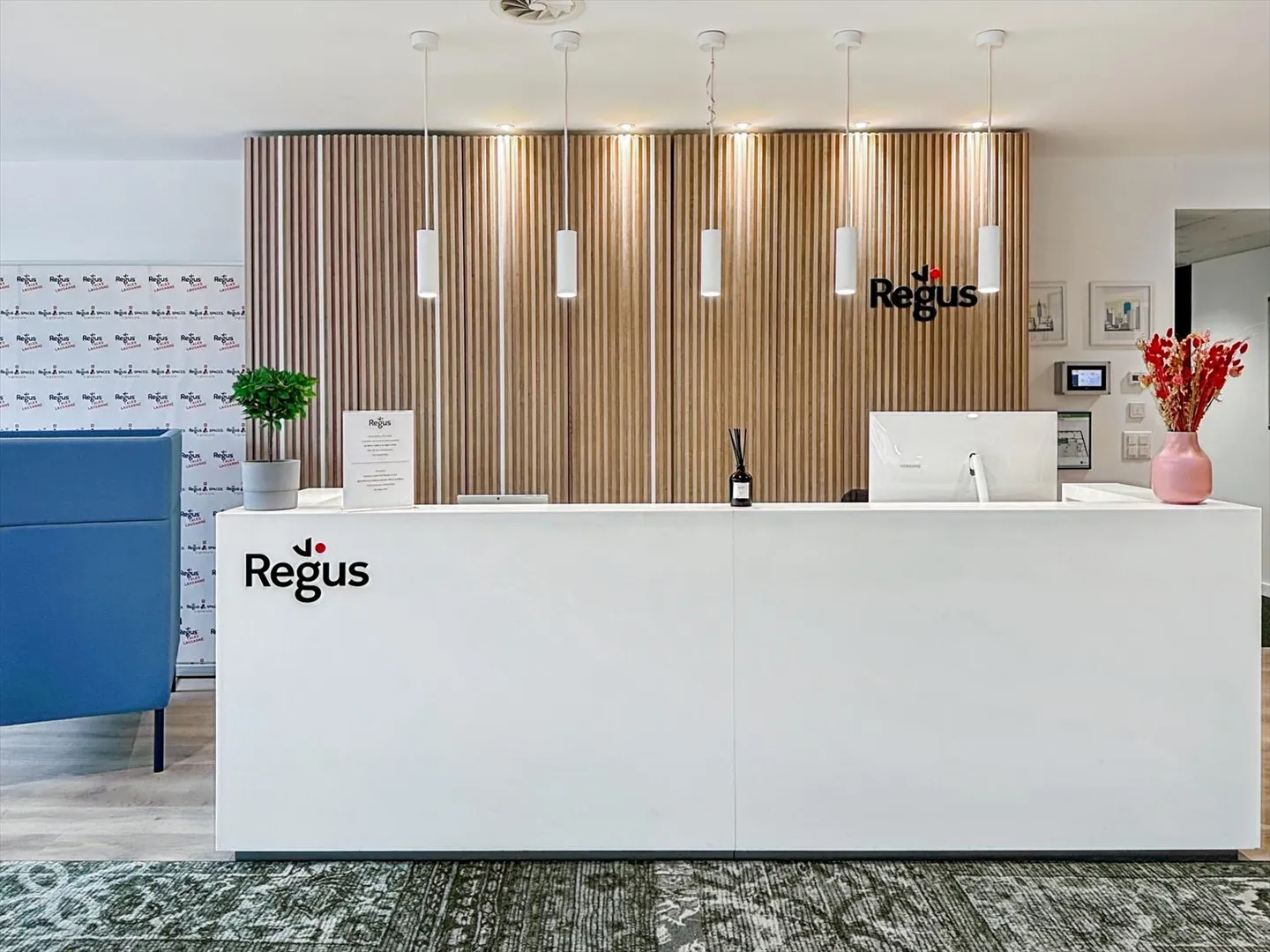 Find an office space at Regus Main Station for 5 people, where everything is covered - Photo 4 of 9