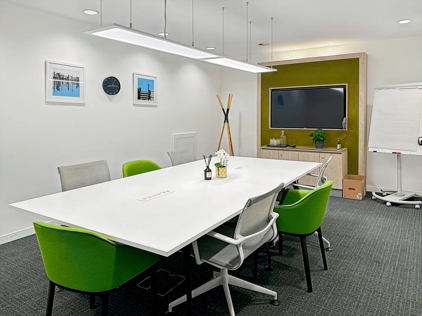 Find an office space at Regus Main Station for 5 people, where everything is covered - Photo 1 of 9