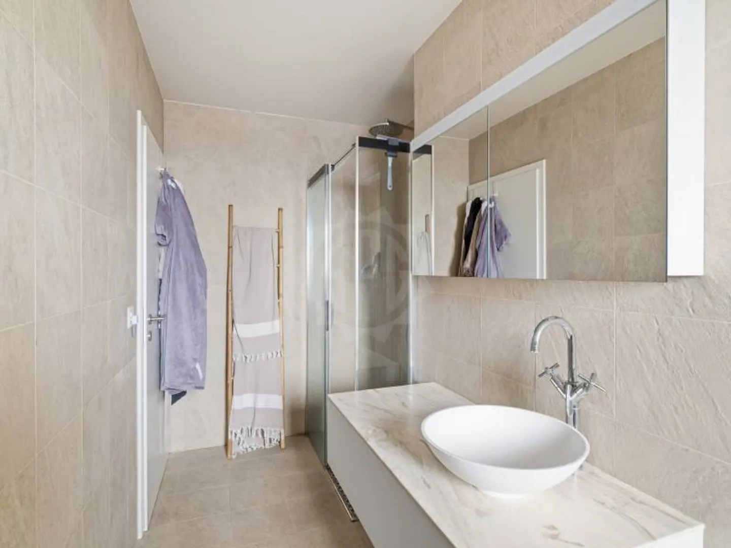 Appartamento moderno con terrazza - Foto 8 di 9
