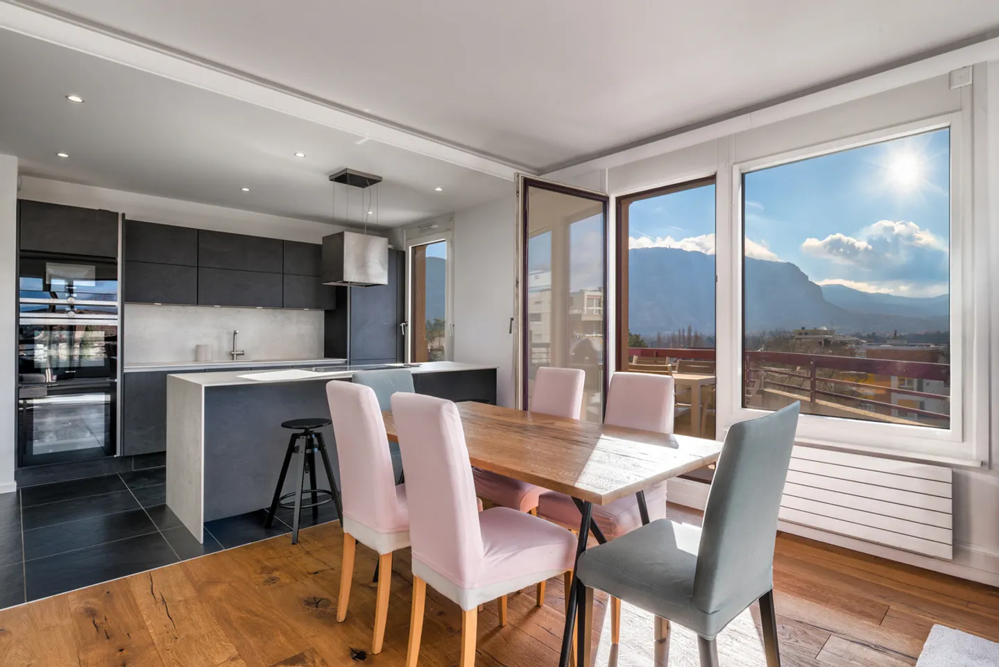 Renovated 5-room apartment with unobstructed views and five balconies - Photo 3 of 12