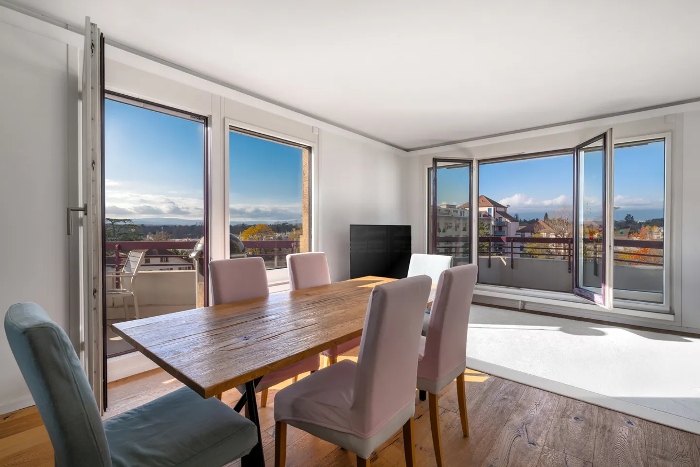 Renovated 5-room apartment with unobstructed views and five balconies - Photo 4 of 12