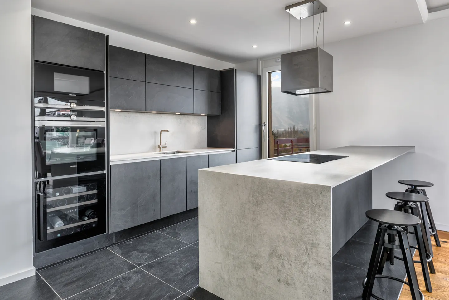 Renovated 5-room apartment with unobstructed views and five balconies - Photo 5 of 12