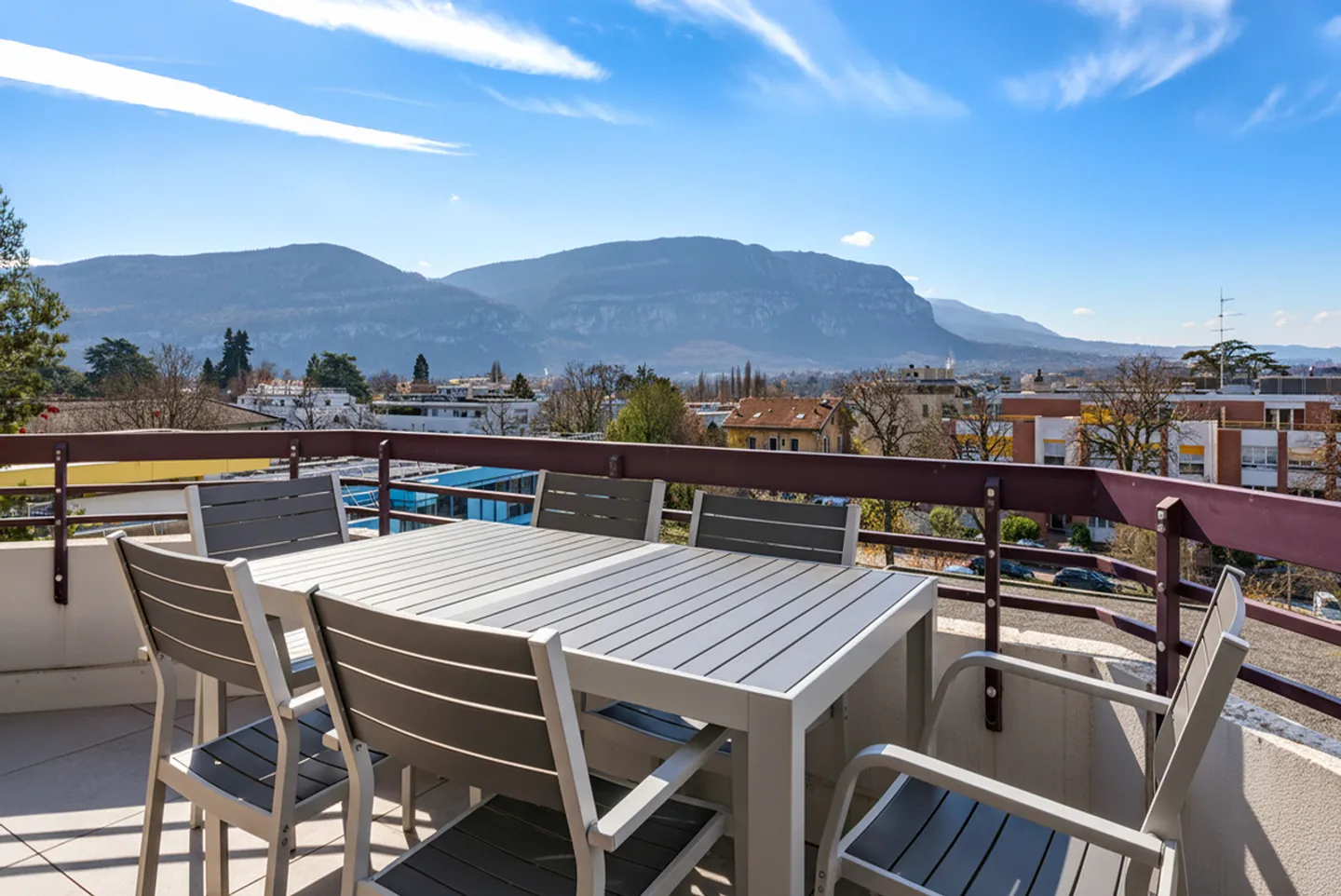 Renovated 5-room apartment with unobstructed views and five balconies - Photo 1 of 12