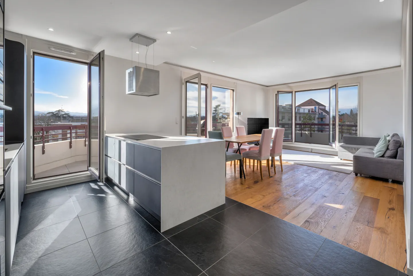 Renovated 5-room apartment with unobstructed views and five balconies - Photo 2 of 12