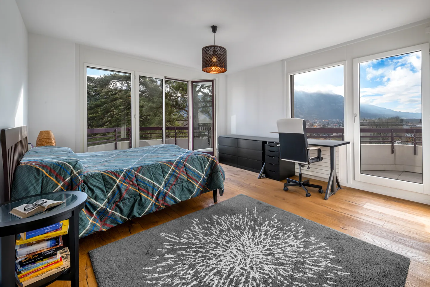 Renovated 5-room apartment with unobstructed views and five balconies - Photo 6 of 12