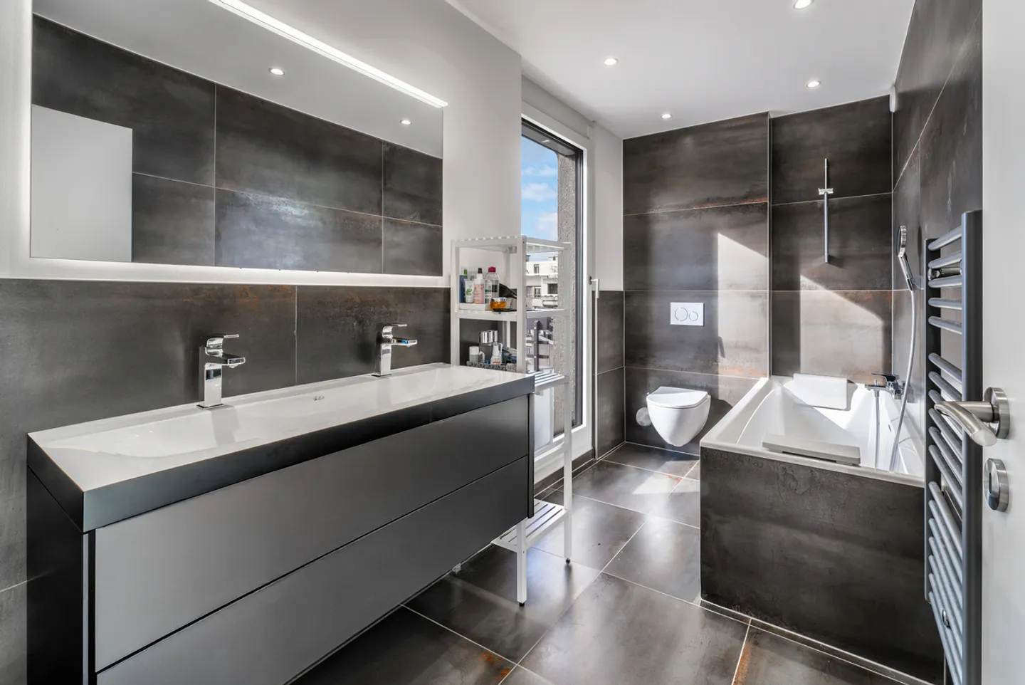 Renovated 5-room apartment with unobstructed views and five balconies - Photo 7 of 12