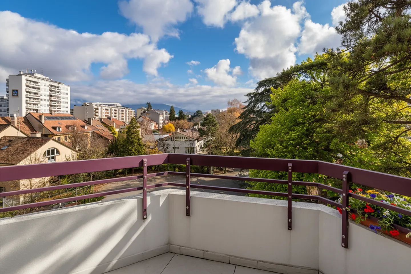 Renovated 5-room apartment with unobstructed views and five balconies - Photo 8 of 12