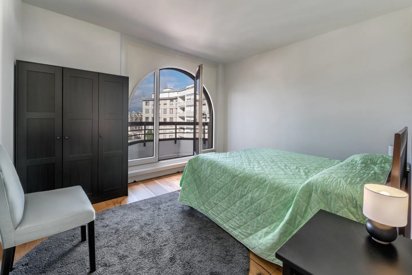 Renovated 5-room apartment with unobstructed views and five balconies - Photo 9 of 12
