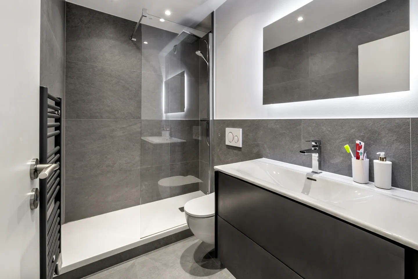 Renovated 5-room apartment with unobstructed views and five balconies - Photo 10 of 12