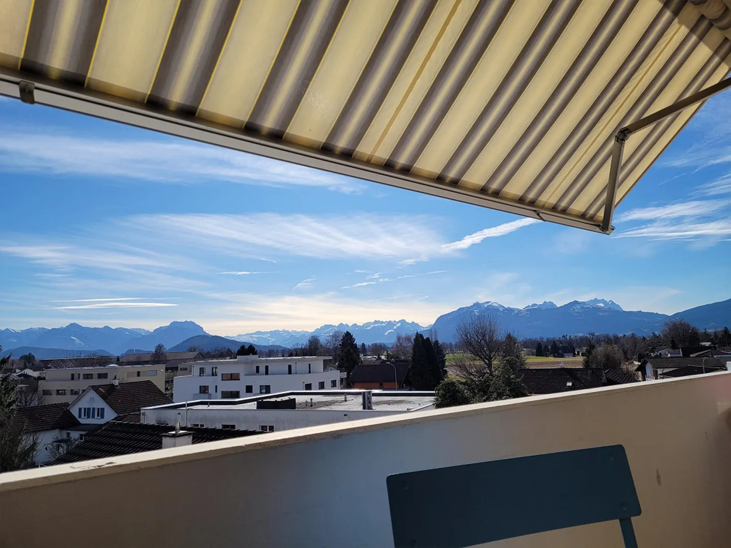 Subaffittuario per un luminoso appartamento di 3,5 stanze con balcone e vista - Foto 1 di 6