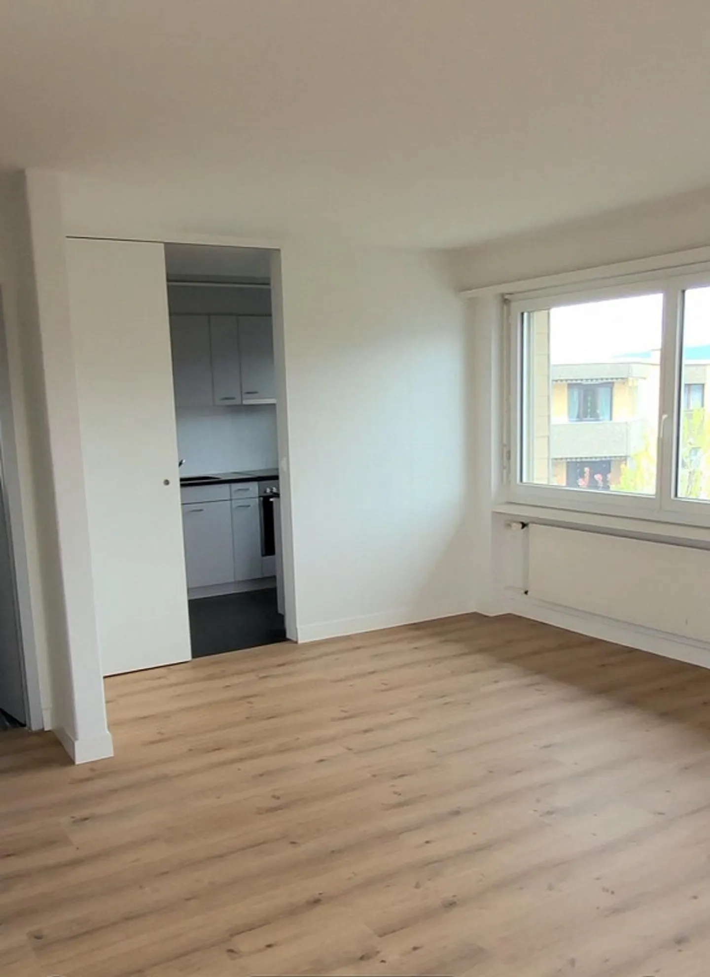 Subaffittuario per un luminoso appartamento di 3,5 stanze con balcone e vista - Foto 3 di 6