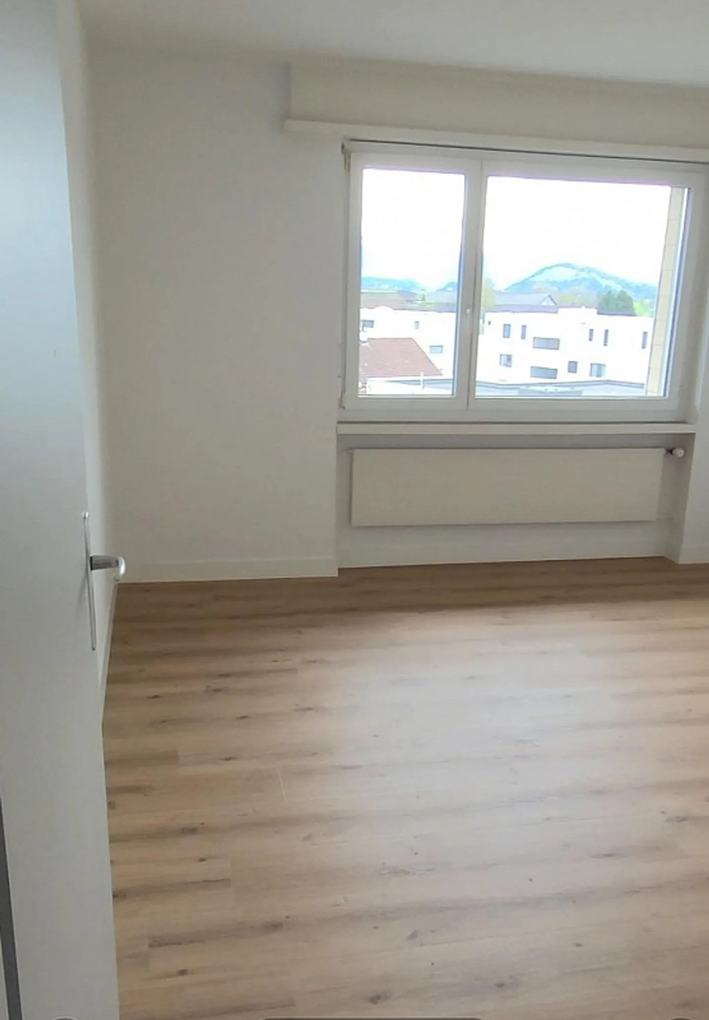 Subaffittuario per un luminoso appartamento di 3,5 stanze con balcone e vista - Foto 5 di 6