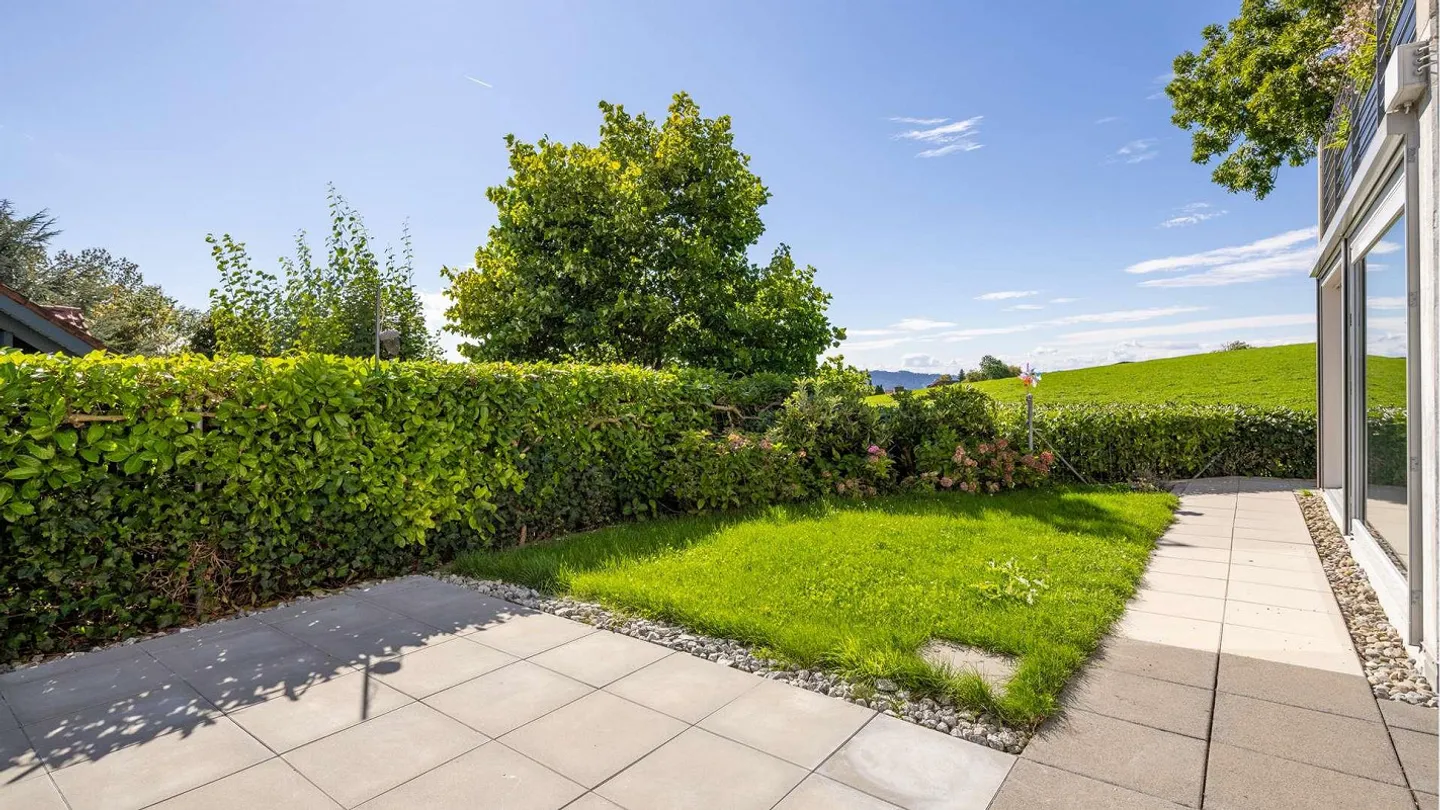 L'idillio verde incontra l'abitare moderno: Incantevole appartamento giardino 4.5 stanze - Foto 7 di 10