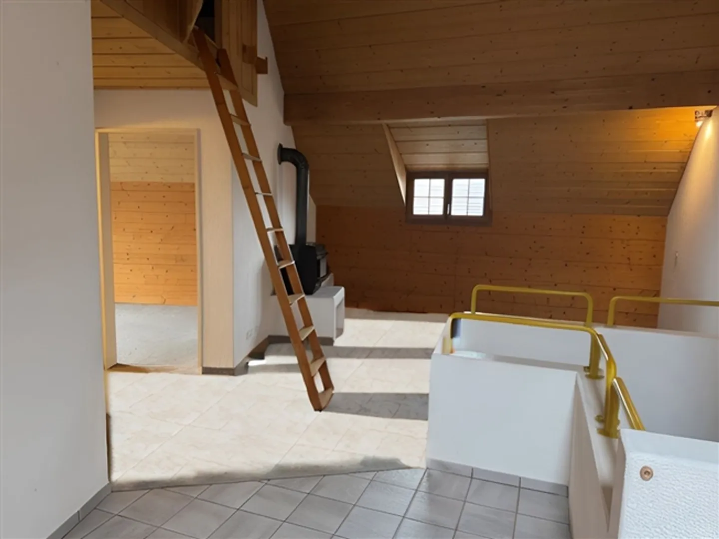 Appartamento Incantevole con Sottotetto, Giardino e Garage - Foto 4 di 11