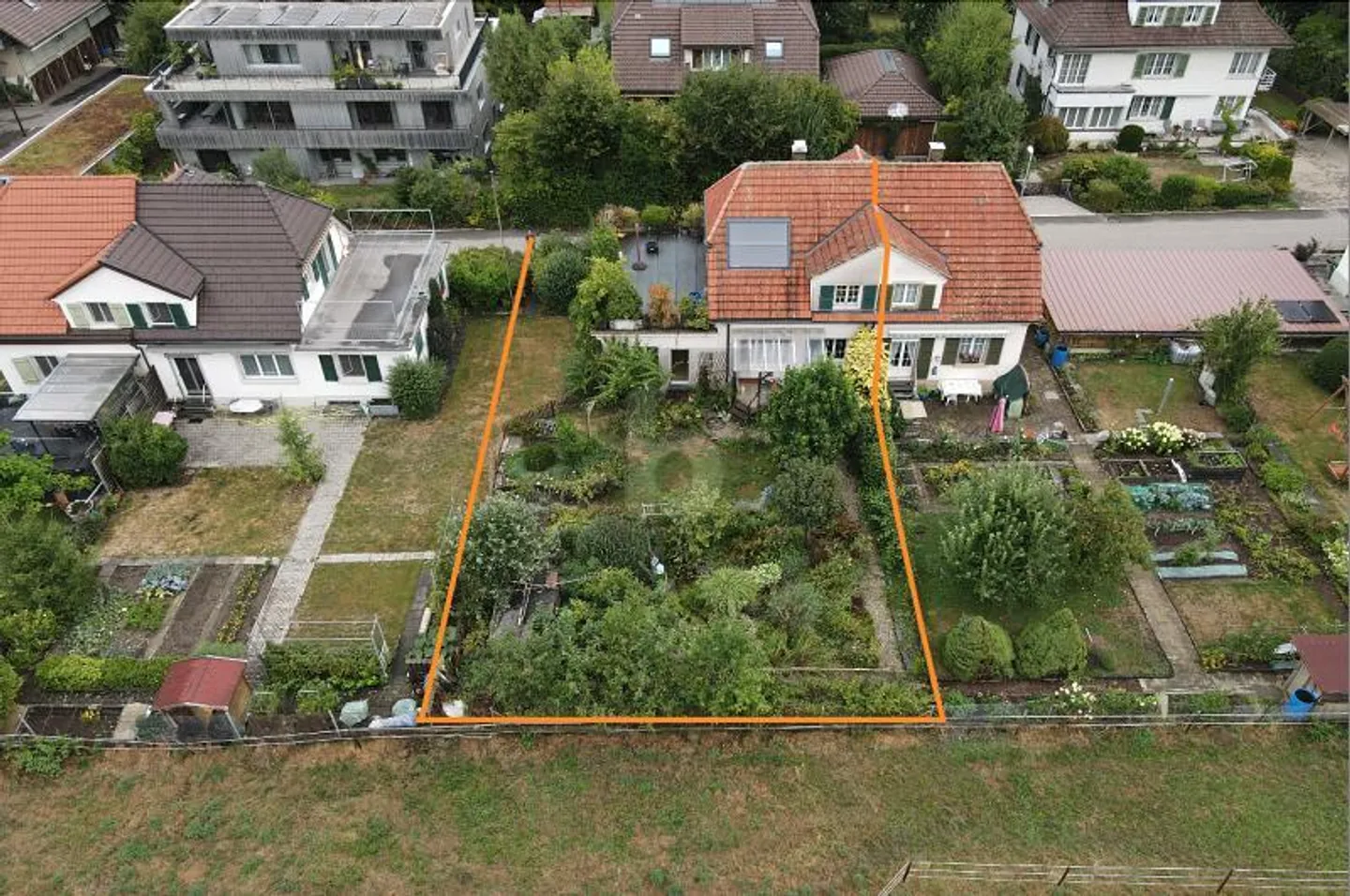NATURNAH MIT GROSSEM GARTEN - Photo 1 of 6