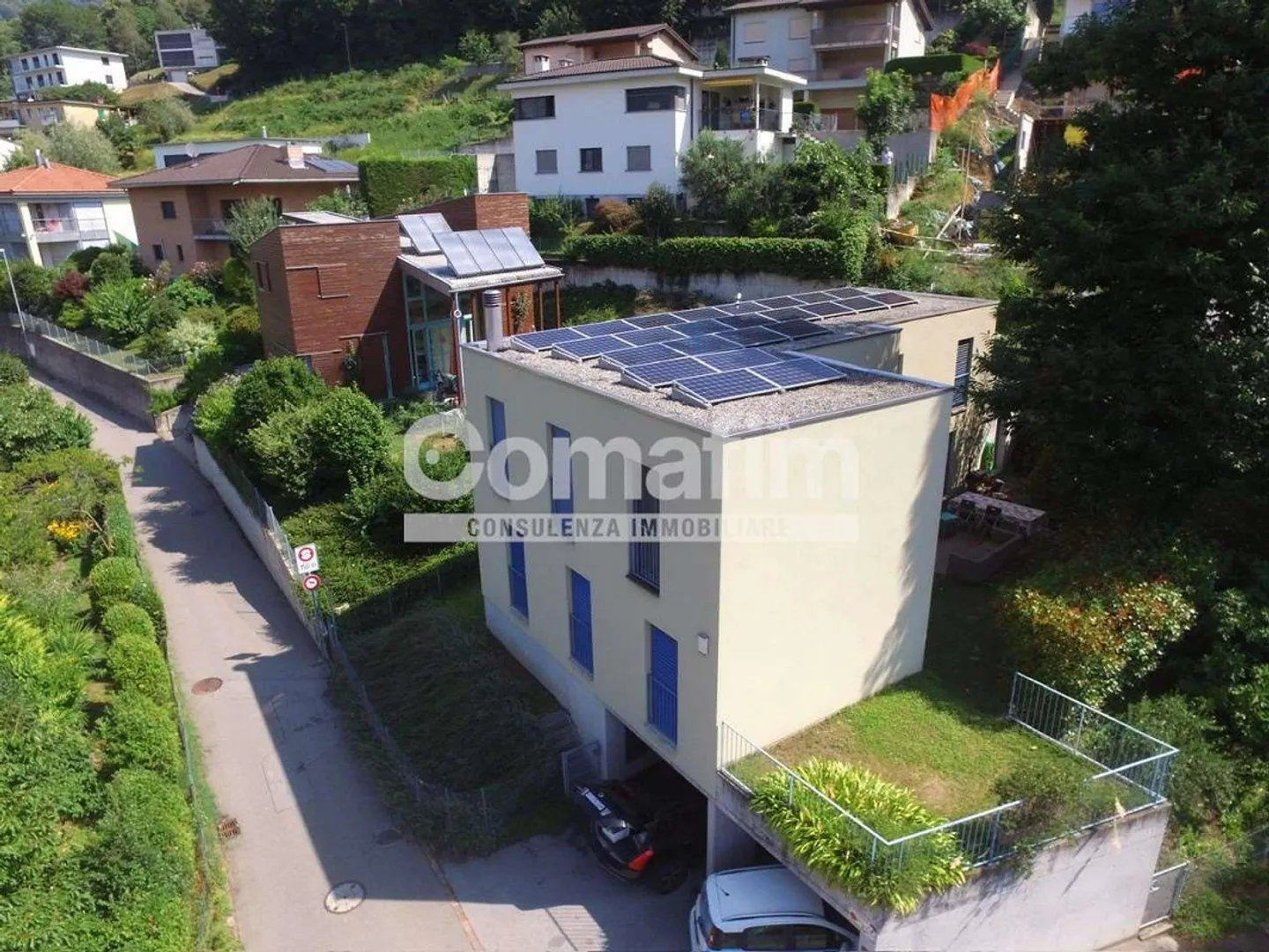 Villa unifamiliare con giardino - Foto 2 di 13