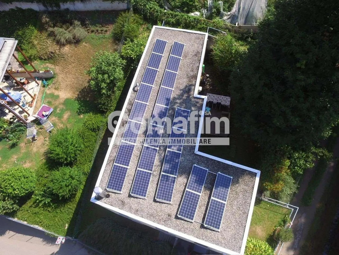 Villa unifamiliare con giardino - Foto 3 di 13