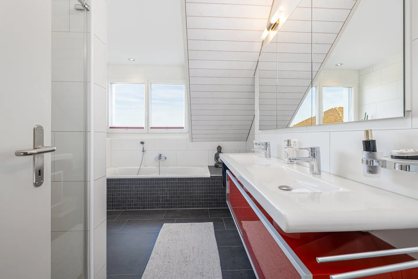 A home full of light, tranquility, and quality - Photo 5 of 13