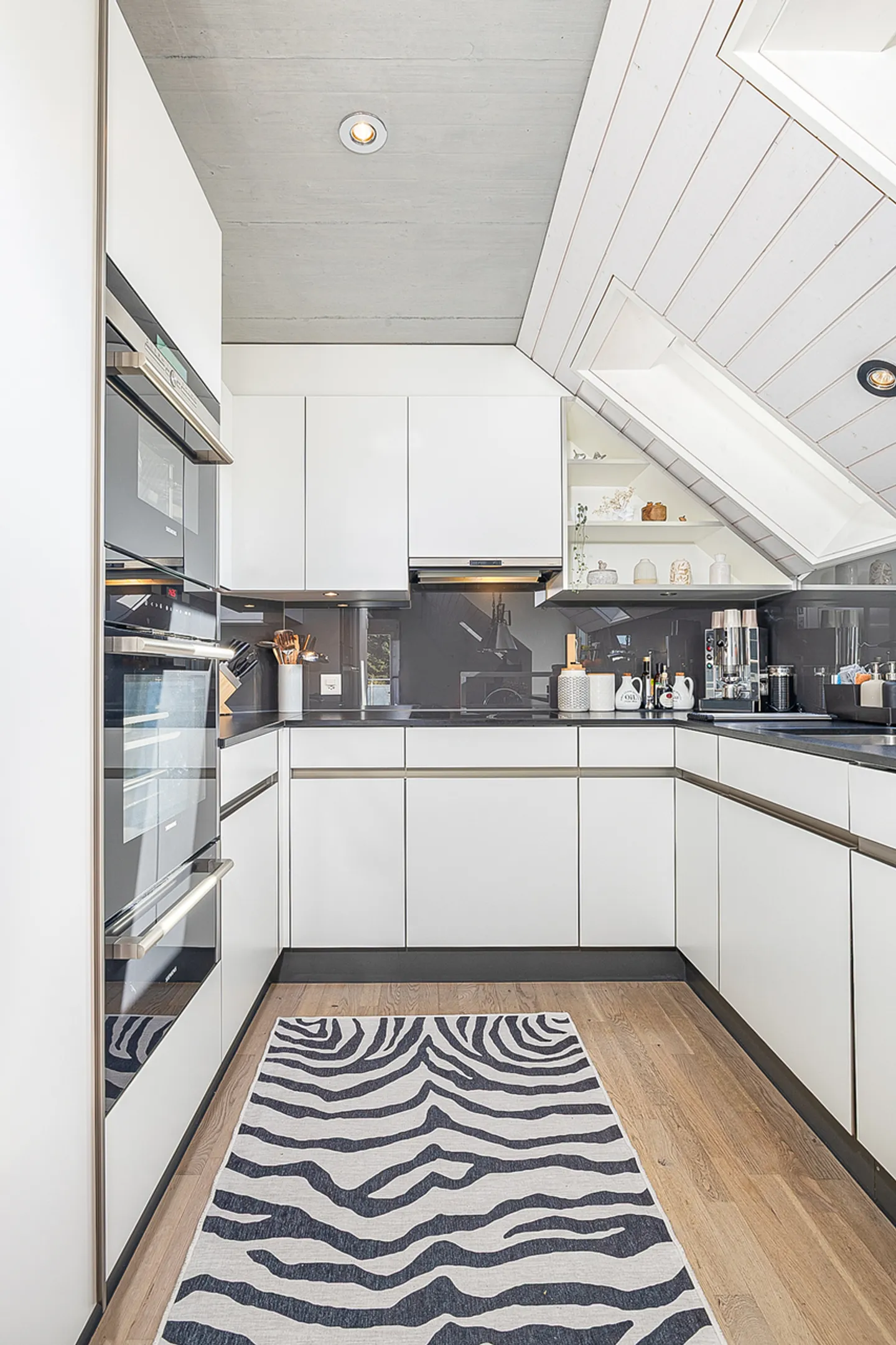 A home full of light, tranquility, and quality - Photo 6 of 13