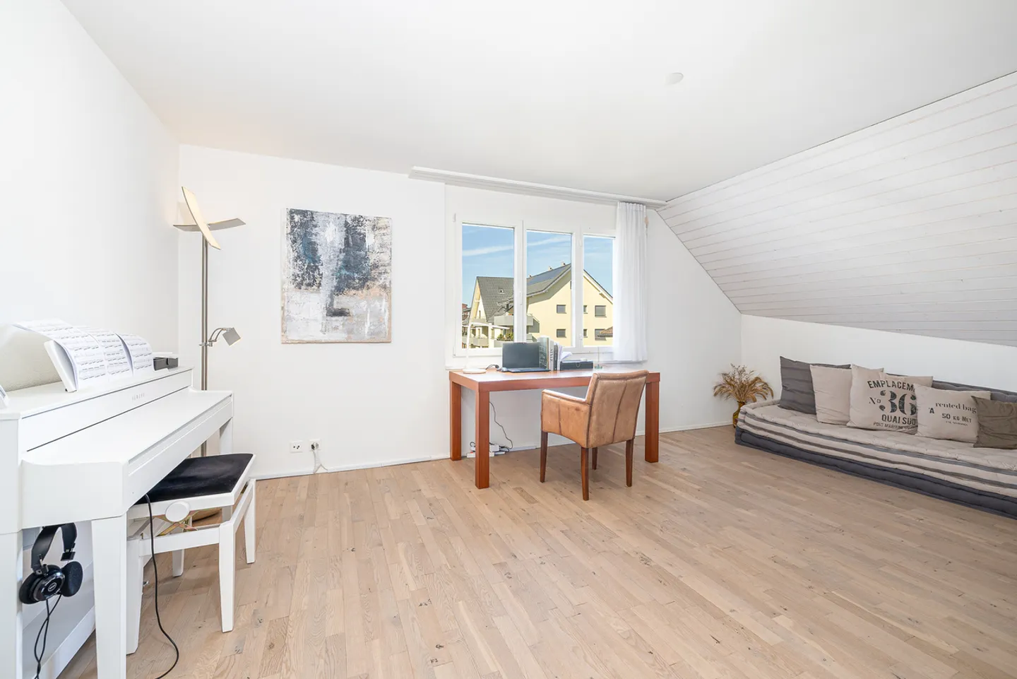 A home full of light, tranquility, and quality - Photo 4 of 13