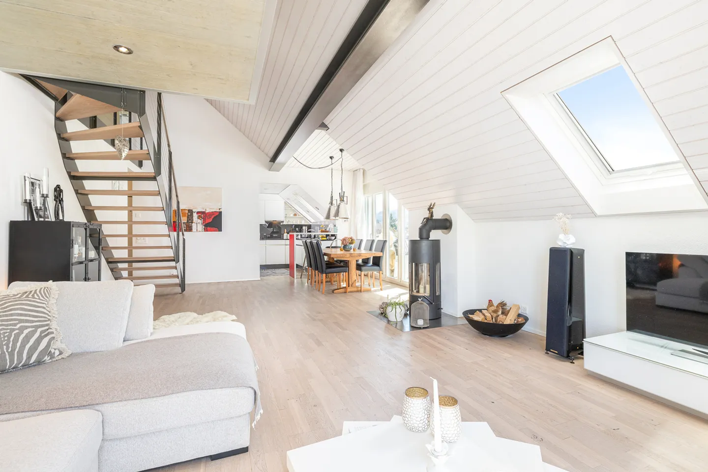 A home full of light, tranquility, and quality - Photo 8 of 13