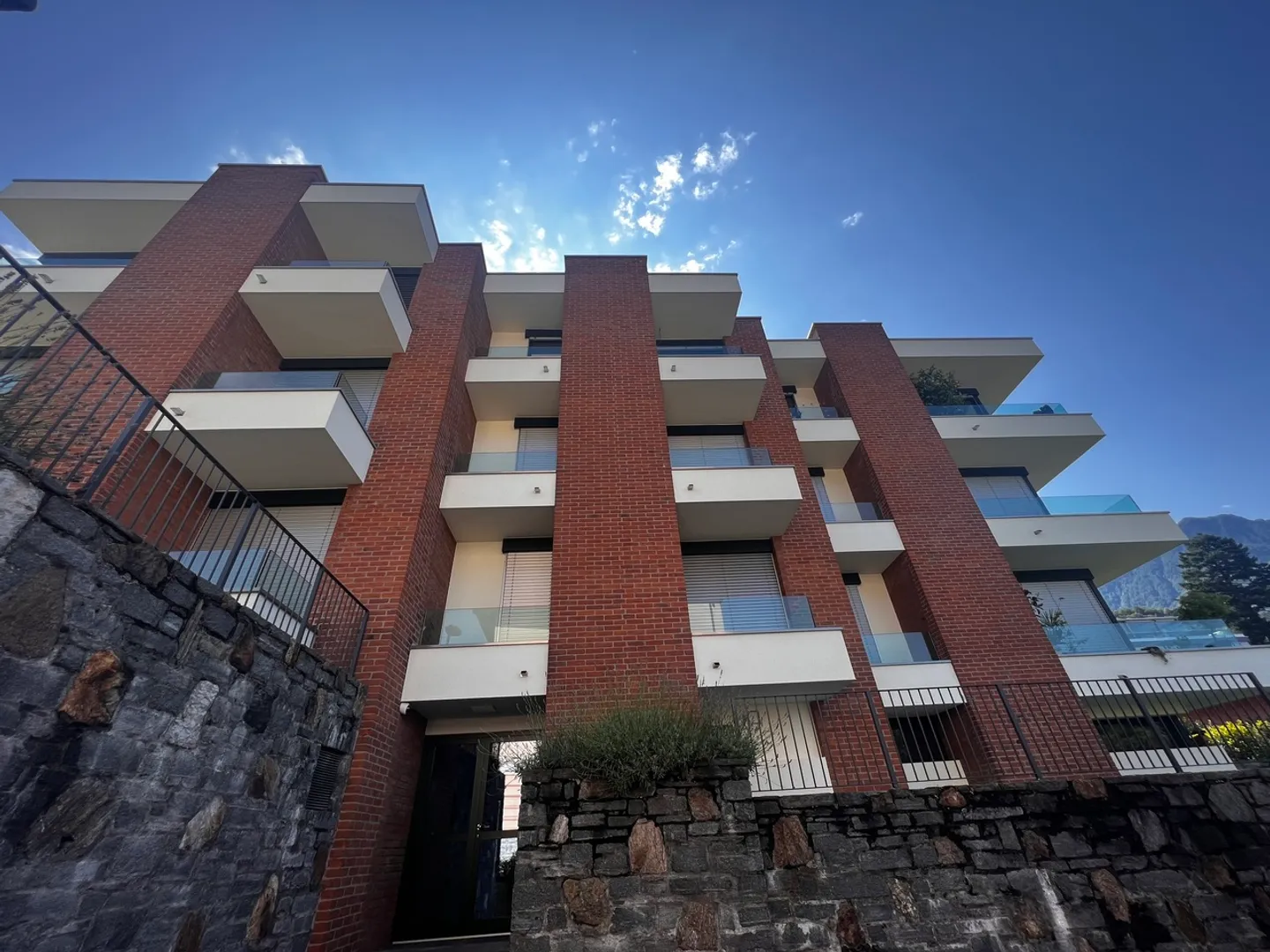 Louer un appartement lumineux de 2,5 pièces dans un bâtiment récemment rénové - Photo 1 sur 10