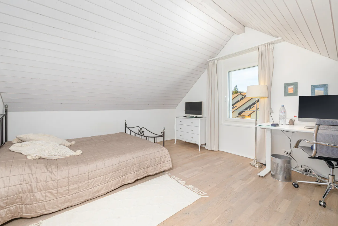 A home full of light, tranquility, and quality - Photo 11 of 13