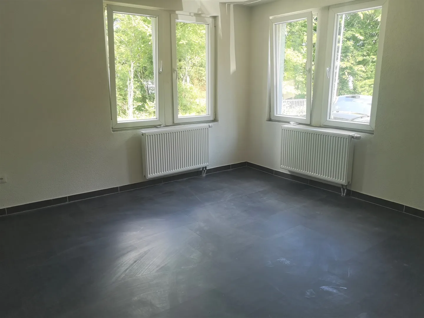 Appartement rénové avec terrasse - Photo 2 sur 4