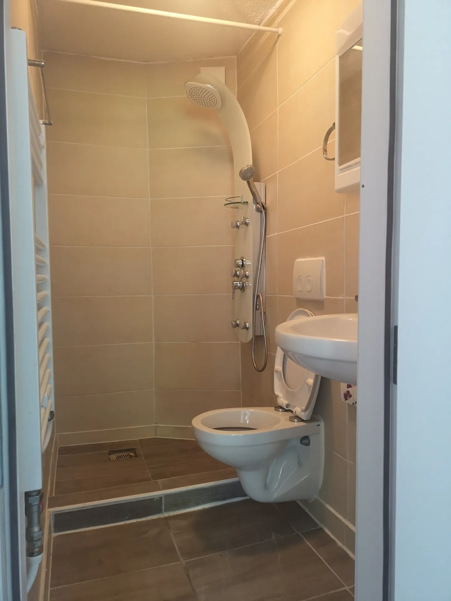 Appartement rénové avec terrasse - Photo 4 sur 4