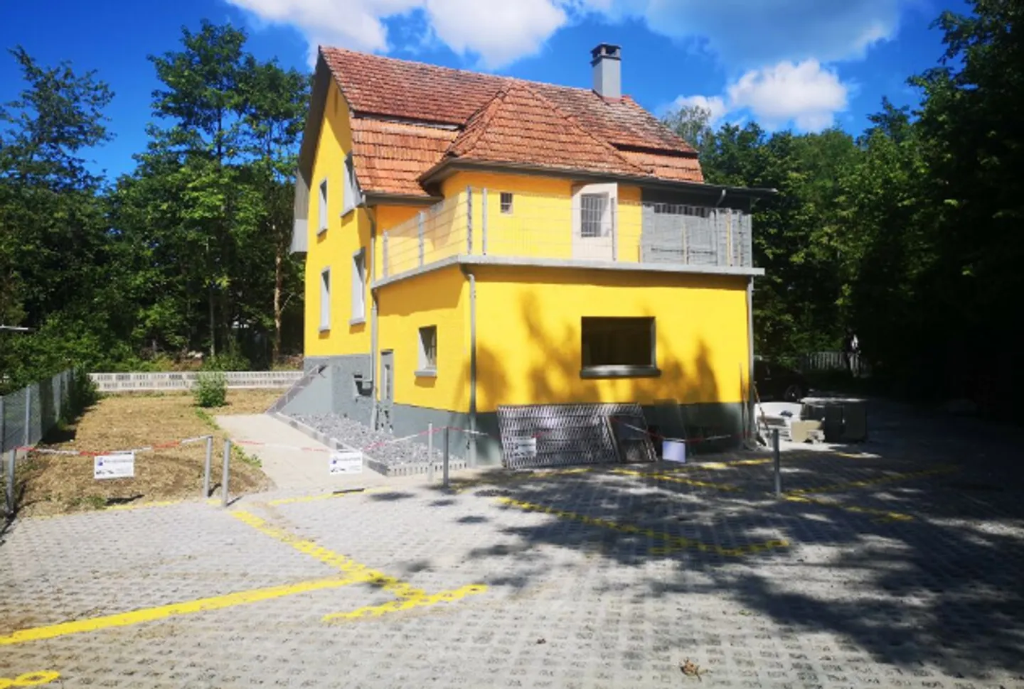 Appartement rénové avec terrasse - Photo 1 sur 4