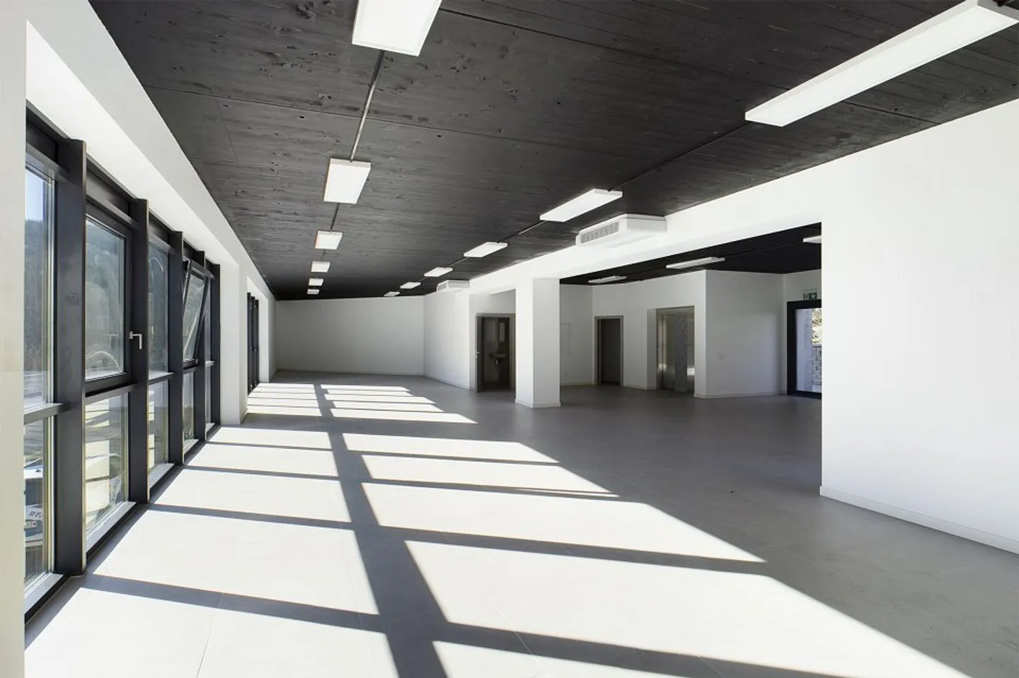 Neues Geschäftsgebäude - Foto 3 von 13