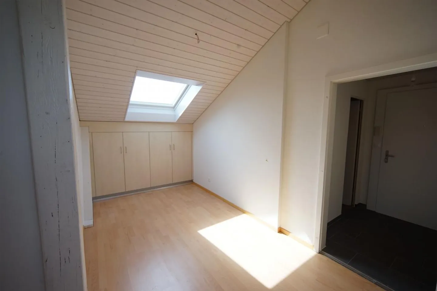 Beautiful, cozy 2 1/2 room attic apartment without balcony - Photo 3 of 8