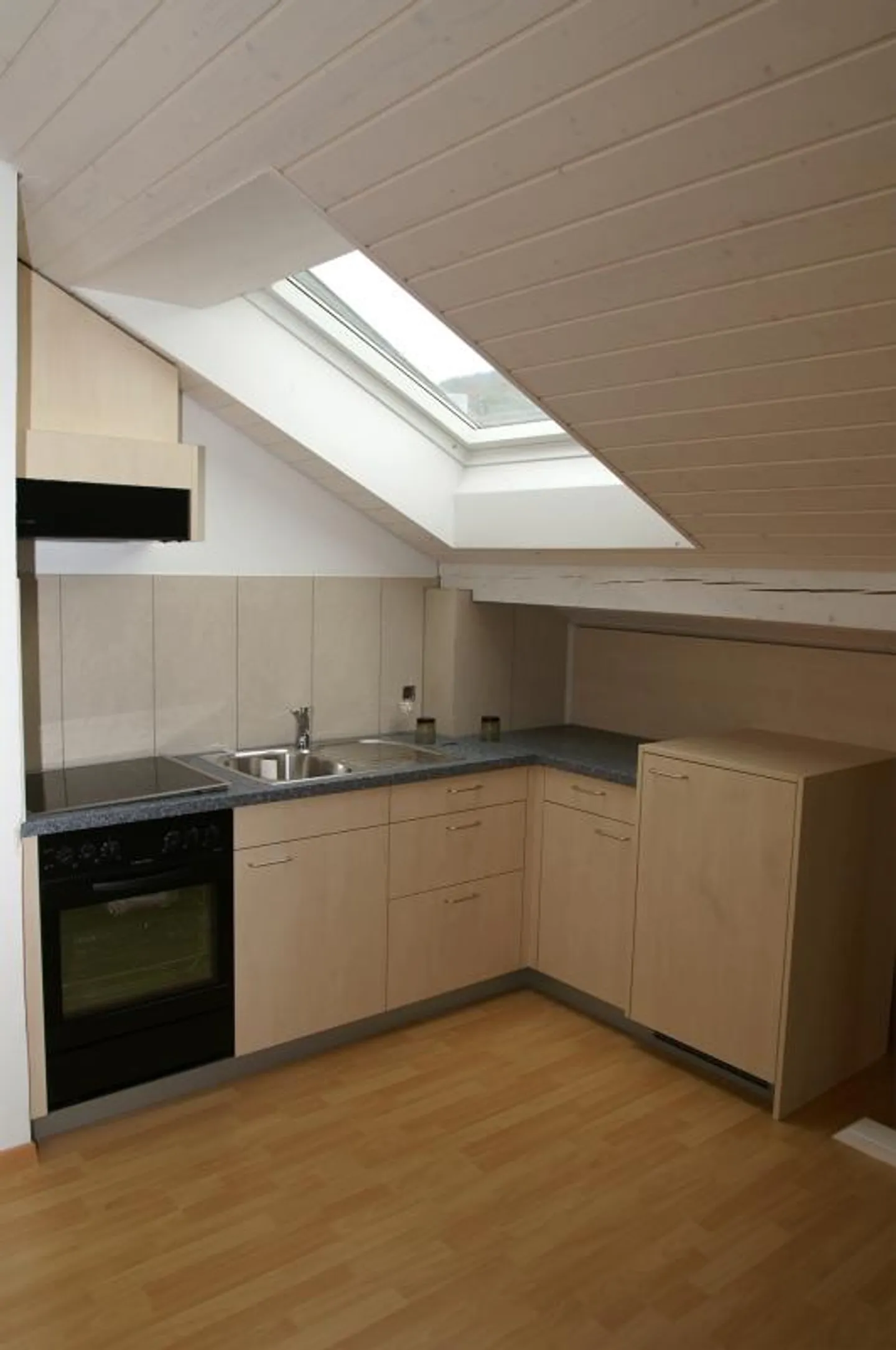 Beautiful, cozy 2 1/2 room attic apartment without balcony - Photo 4 of 8