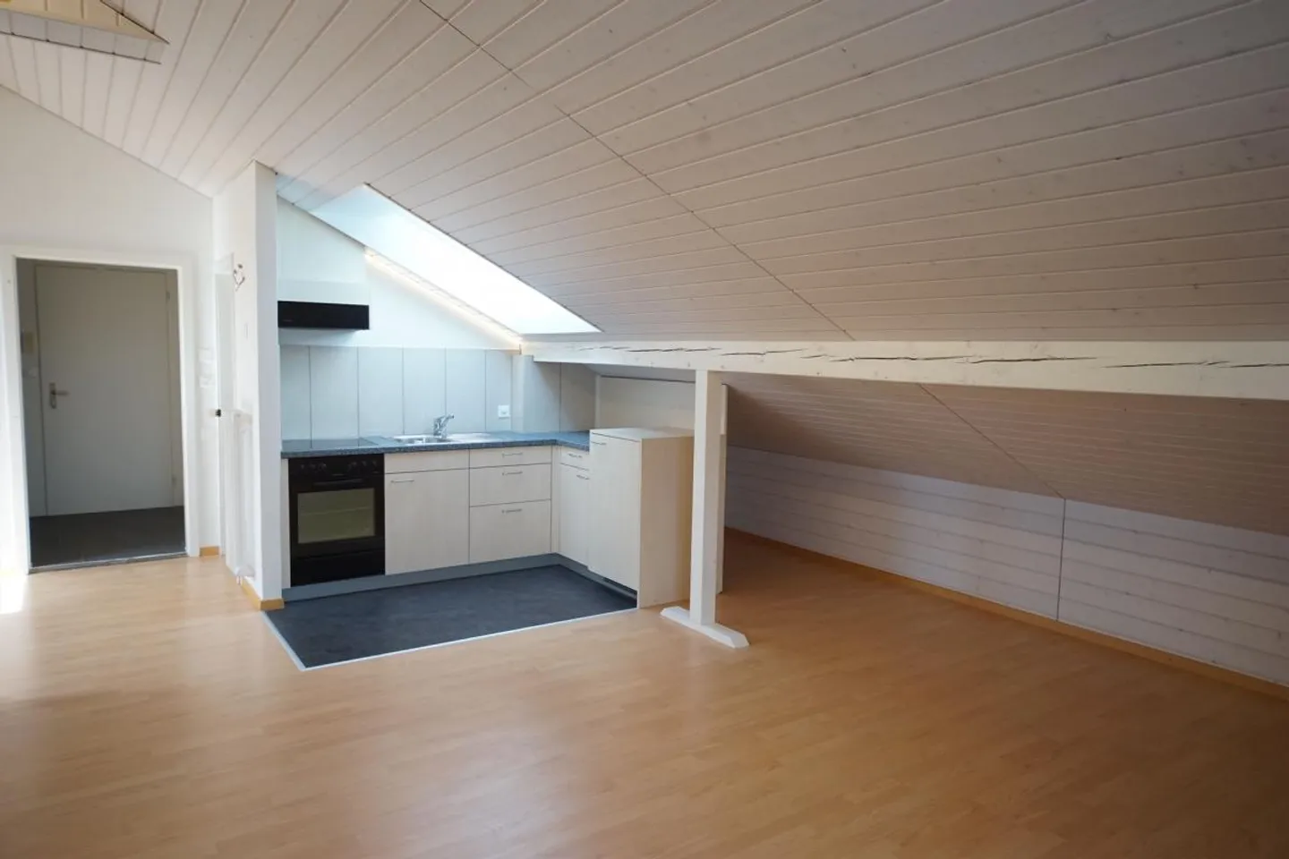 Beautiful, cozy 2 1/2 room attic apartment without balcony - Photo 5 of 8