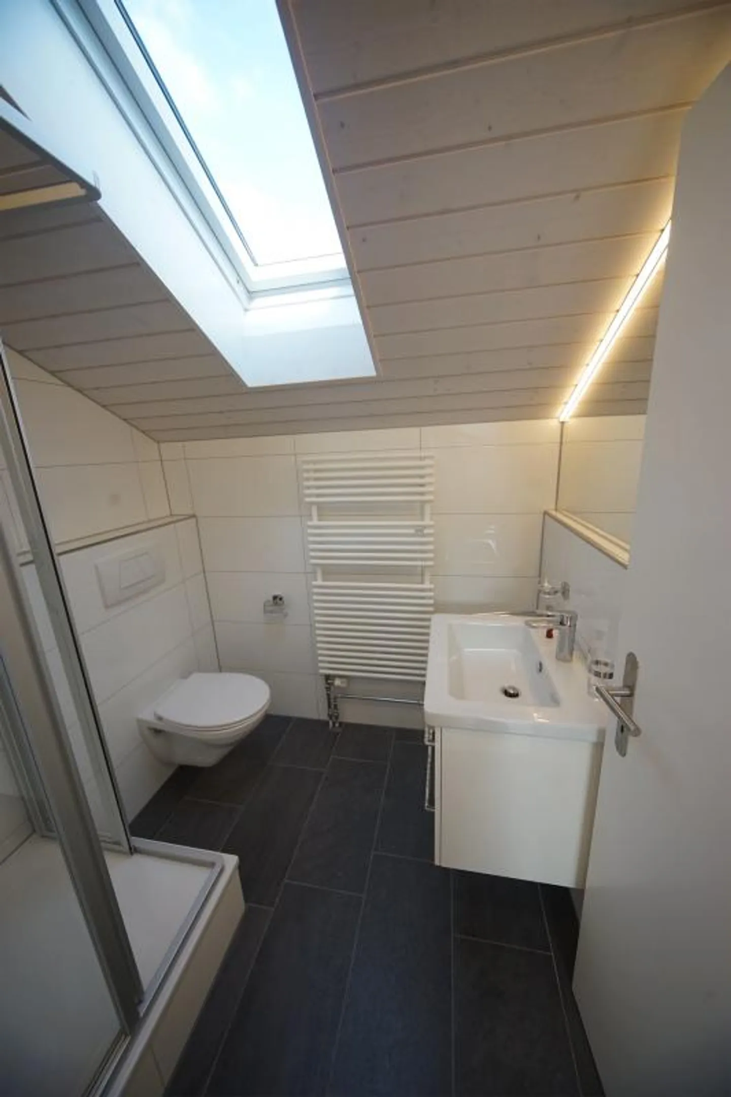 Beautiful, cozy 2 1/2 room attic apartment without balcony - Photo 7 of 8