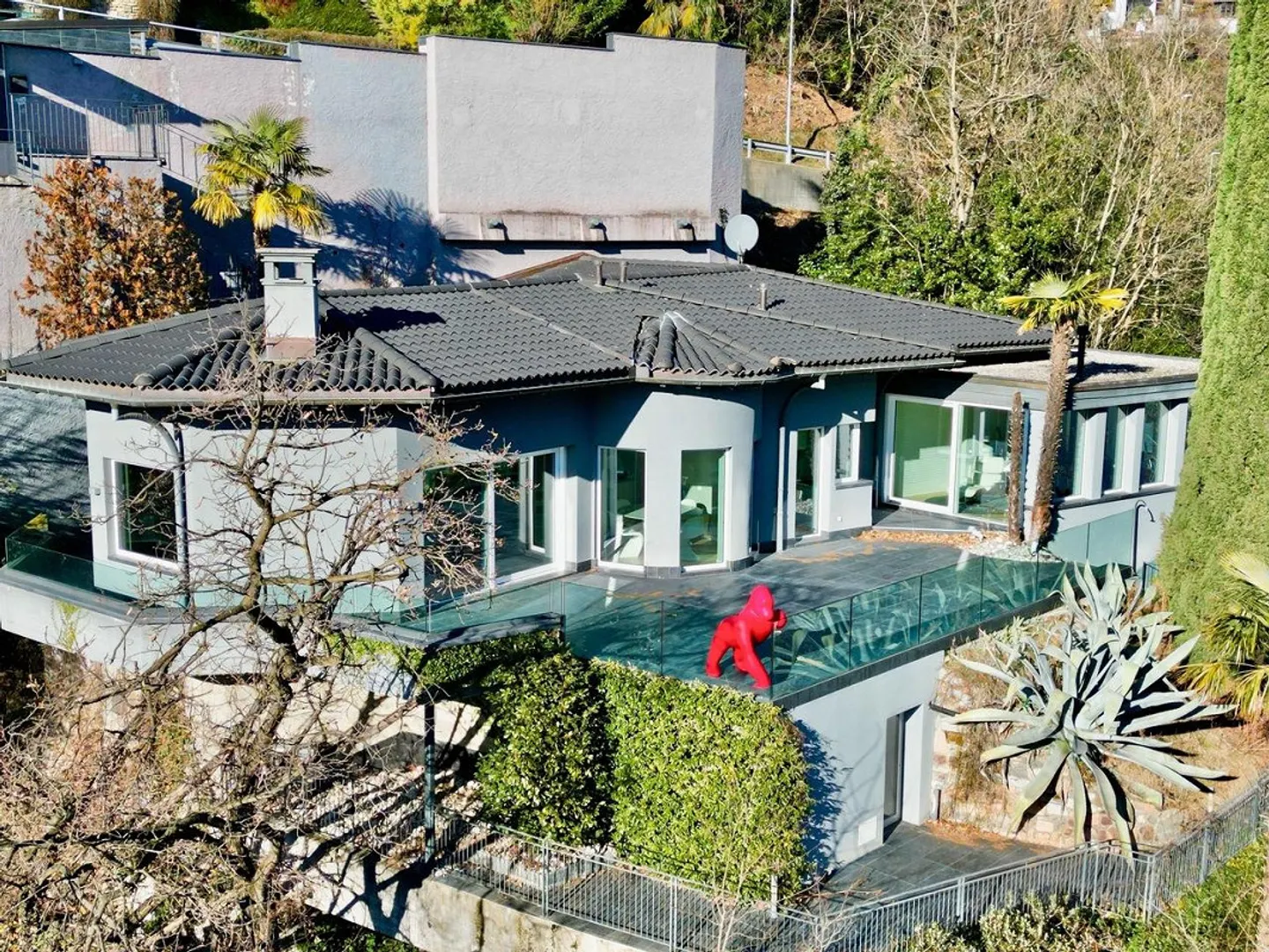 Villa de Luxe Exclusive avec Piscine Intérieure et Vue sur le Lac - Photo 2 sur 23