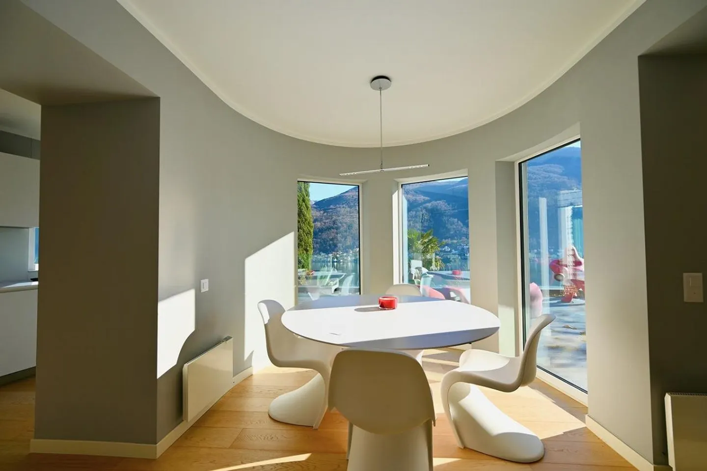 Villa de Luxe Exclusive avec Piscine Intérieure et Vue sur le Lac - Photo 6 sur 23
