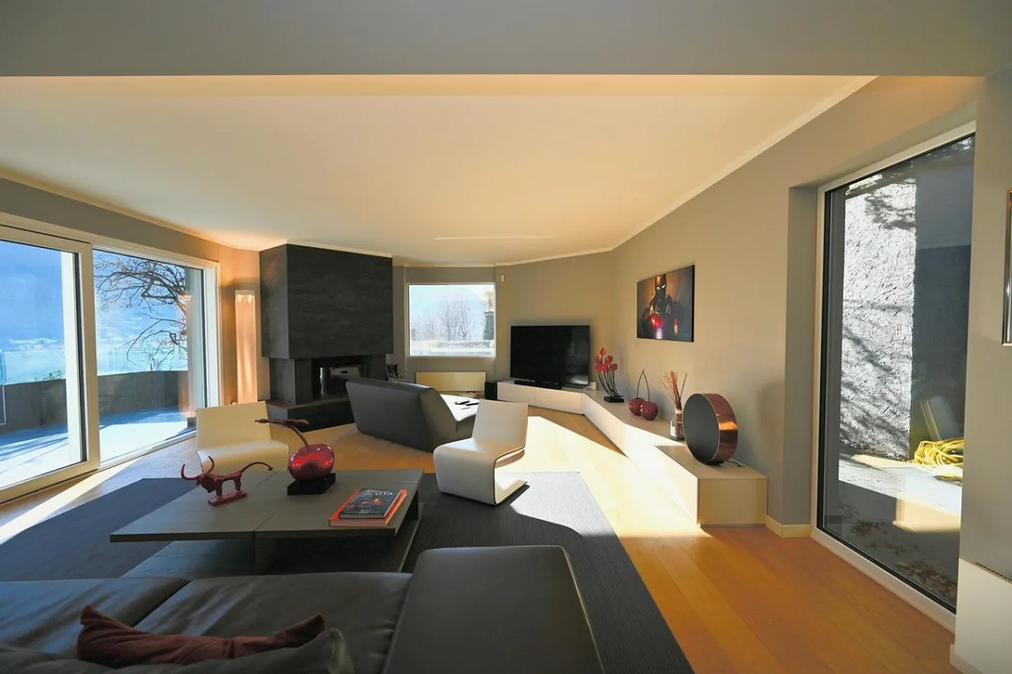Villa de Luxe Exclusive avec Piscine Intérieure et Vue sur le Lac - Photo 4 sur 23