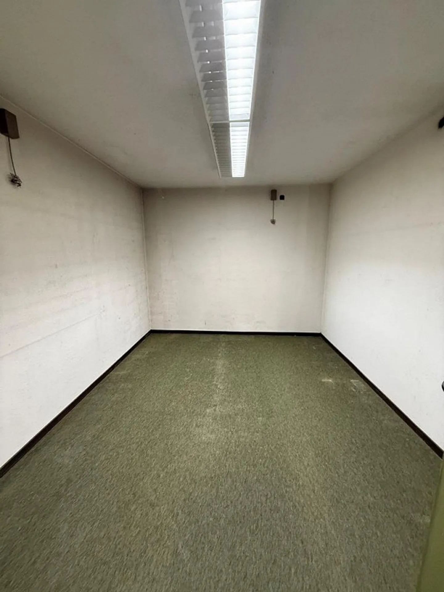 Espace commercial central avec grande vitrine - Photo 6 sur 9