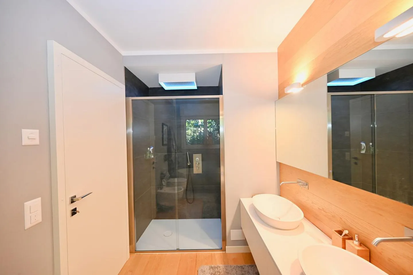 Villa de Luxe Exclusive avec Piscine Intérieure et Vue sur le Lac - Photo 16 sur 23