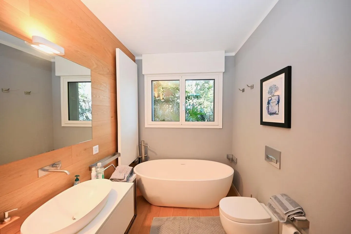 Villa de Luxe Exclusive avec Piscine Intérieure et Vue sur le Lac - Photo 15 sur 23
