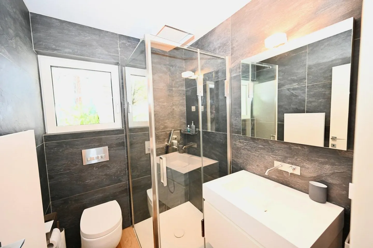 Villa de Luxe Exclusive avec Piscine Intérieure et Vue sur le Lac - Photo 19 sur 23