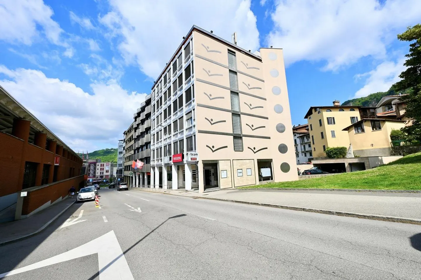 Propriété générant des revenus avec bureaux et espace commercial - Photo 1 sur 2