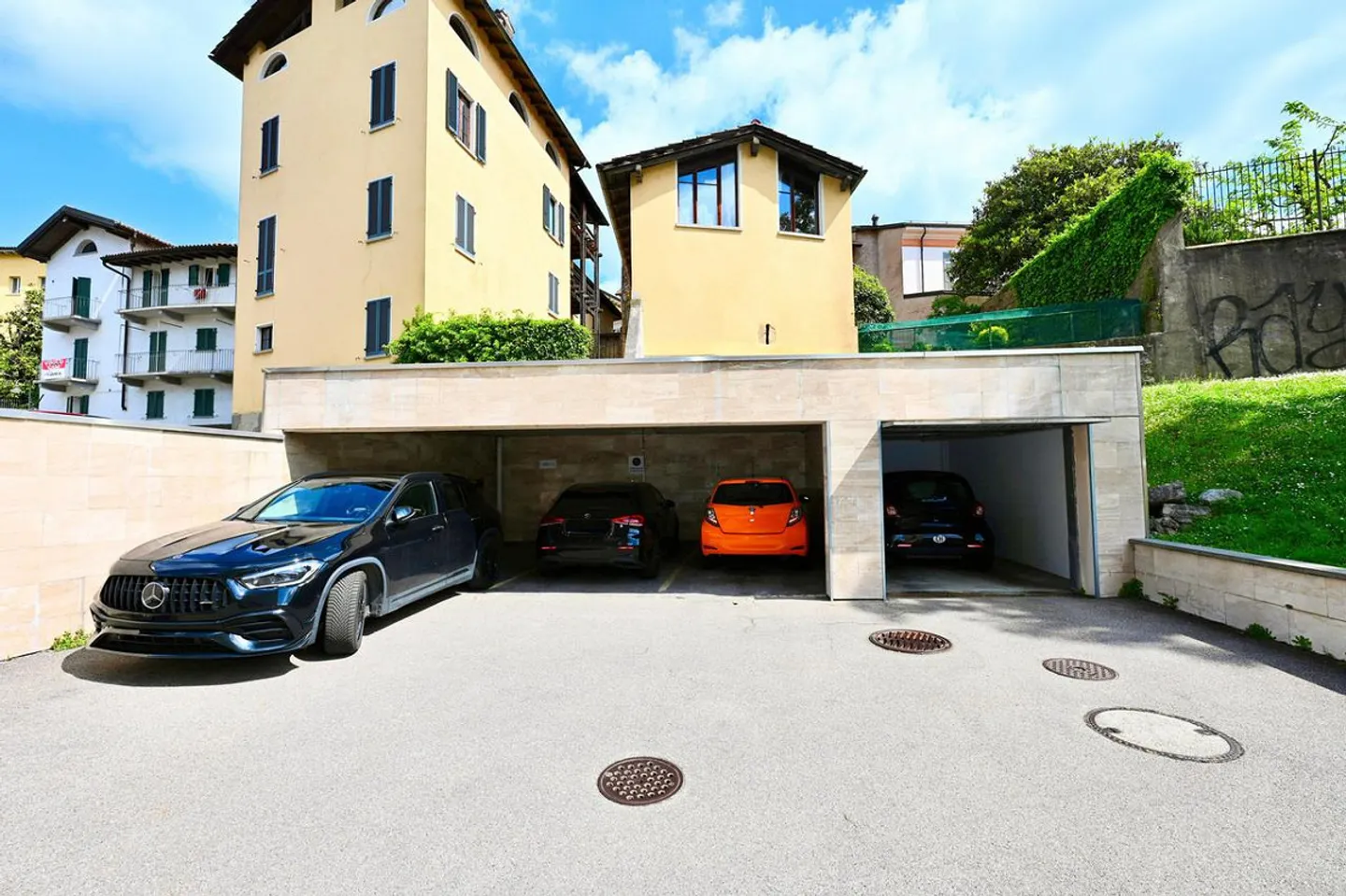 Propriété générant des revenus avec bureaux et espace commercial - Photo 2 sur 2